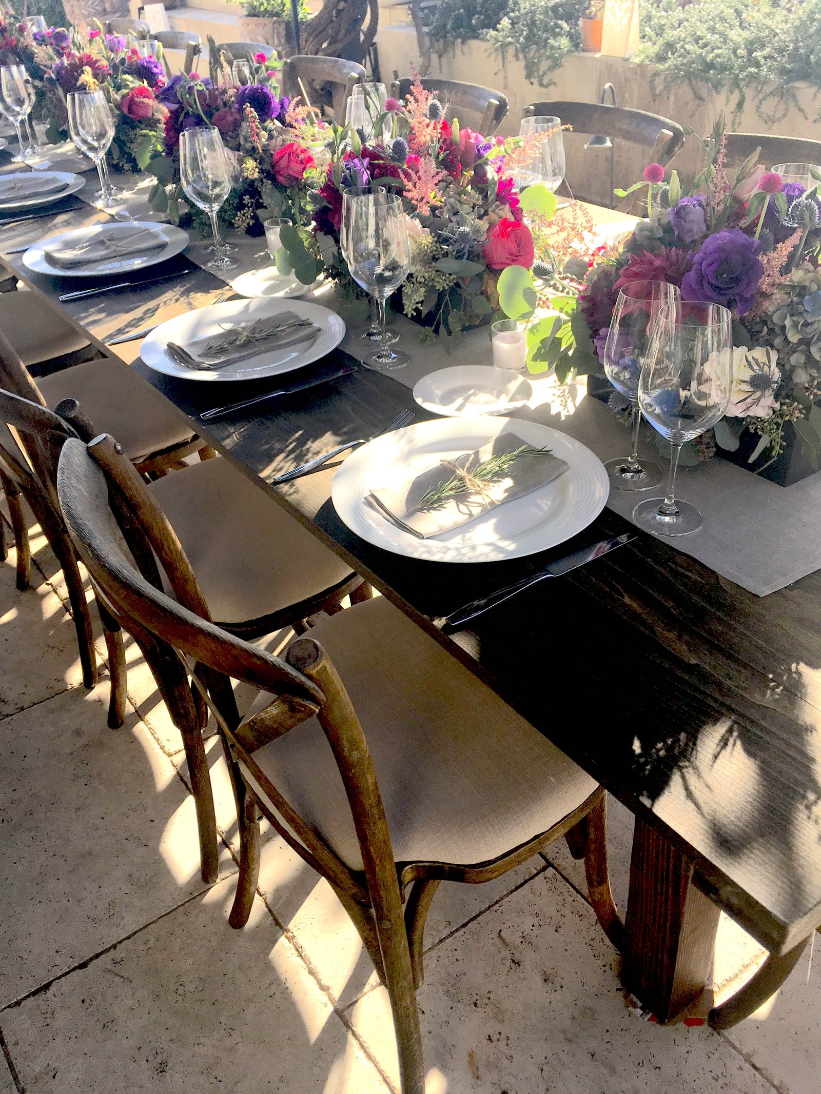 A glorious summery tablesetting for a late summer wedding in Bel Air